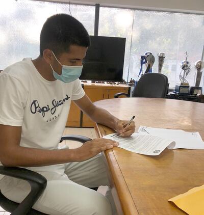 Mateo Gamarra,  durante la firma del contrato.