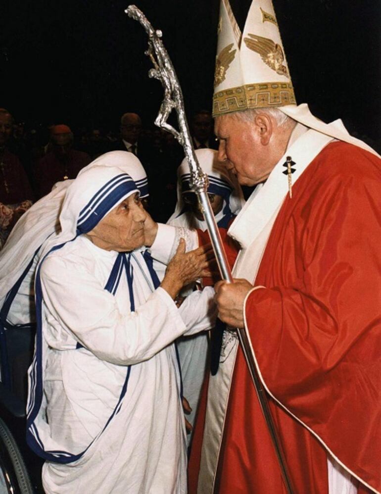 El 19 de octubre de 2003, se cumplió el paso previo de su canonización. Teresa de Calcuta fue beatificada ante unas 300.000 personas en la plaza de San Pedro, el papa Juan Pablo II. Aquí ambos en una foto de archivo.