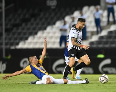 El luqueño Sebastián Maldonado Leiva (22) hace el esfuerzo para cortar el avance de Héctor “Tito” Villalba (28).