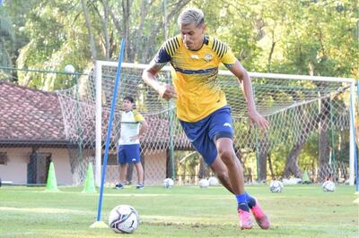 Óscar Giménez controla el balón durante los trabajos tácticos. El delantero será titular nuevamente.