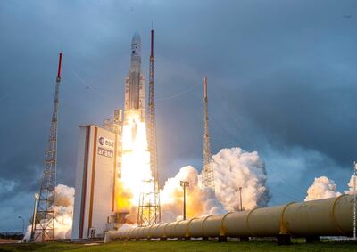 Momento del despegue del cohete Ariane 5 que transportaba al telescopio James Webb, en el puerto espacial de Kurú, en Guayana Francesa.