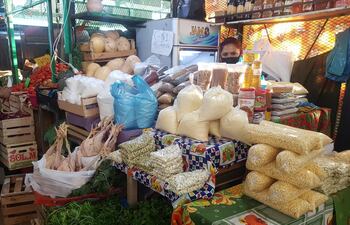 En el Mercado de Abasto siguen recibiendo clientes que se aprovisionan para los días santos.