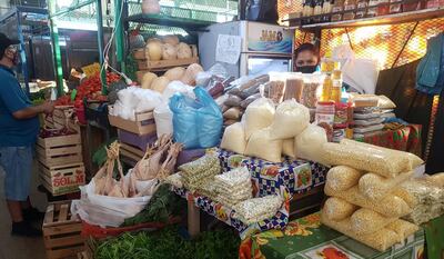 En el Mercado de Abasto siguen recibiendo clientes que se aprovisionan para los días santos.