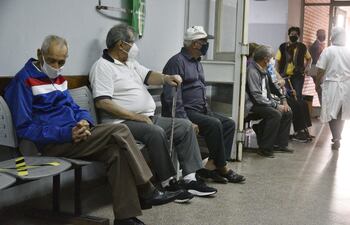 Vacunación de abuelitos en la Cruz Roja