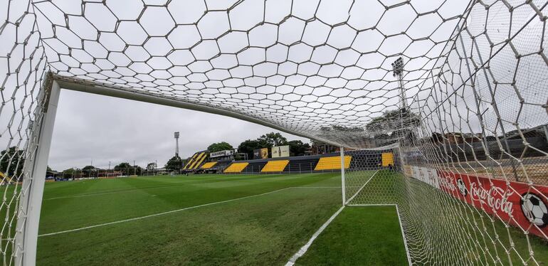 Vista desde uno de los arcos del estadio Rogelio Silvino Livieres, la casa del club Guaraní. 