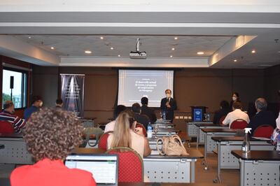 El embajador de Corea en el Paraguay, In Shik Woo (c), se dirige a los periodistas paraguayos para dar a conocer sobre la historia y actualidad del país asiático, principalmente de la cooperación bilateral.