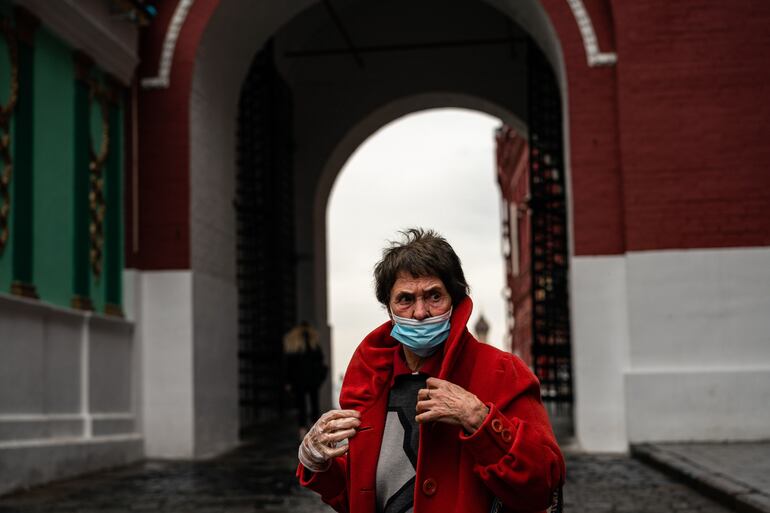Una mujer con mascarilla en el centro de Moscú, Rusia.