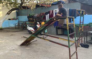 Situado en una bulliciosa calle en el suroeste de Nueva Delhi, el patio de este colorido centro de acogida cobra vida a primera hora de la tarde, cuando los niños y niñas vuelven de la escuela y forman pequeñas filas en la entrada para recibir su bandeja con comida. Bajo la atenta mirada de los voluntarios de la organización, los más pequeños hacen cola para tirarse del tobogán, ven la televisión o se sientan en círculo para comer y jugar hasta que anochece. Una ONG ha instalado códigos QR en algunos semáforos de la India para acabar con la mala costumbre de dar dinero a los niños mendigos, algo que fomenta la explotación, y recaudar así fondos para que abandonen las calles y acudan a centros de apoyo donde les proporcionan educación, refugio o alimento.