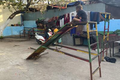 Situado en una bulliciosa calle en el suroeste de Nueva Delhi, el patio de este colorido centro de acogida cobra vida a primera hora de la tarde, cuando los niños y niñas vuelven de la escuela y forman pequeñas filas en la entrada para recibir su bandeja con comida. Bajo la atenta mirada de los voluntarios de la organización, los más pequeños hacen cola para tirarse del tobogán, ven la televisión o se sientan en círculo para comer y jugar hasta que anochece. Una ONG ha instalado códigos QR en algunos semáforos de la India para acabar con la mala costumbre de dar dinero a los niños mendigos, algo que fomenta la explotación, y recaudar así fondos para que abandonen las calles y acudan a centros de apoyo donde les proporcionan educación, refugio o alimento.