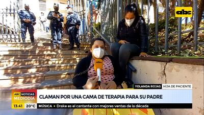 Yolanda Rojas se encadenó frente al ministerio de Salud y su clamor es conseguir una cama para su padre y así poder salvarle la vida.