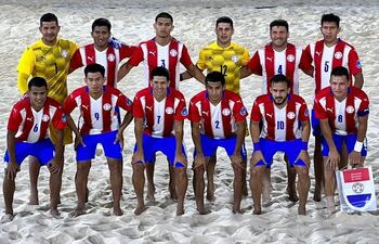Dotación completa de la selección paraguaya de fútbol playa (Los Pynandi) que golearon ayer a Arabia Saudita 10-2 y jugarán hoy la final frente a Brasil en el certamen playero Neom Beach Soccer.