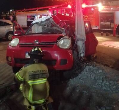 Bomberos voluntarios de Ciudad del Este acudieron al lugar para sacar el cuerpo del joven del habitáculo del vehículo.