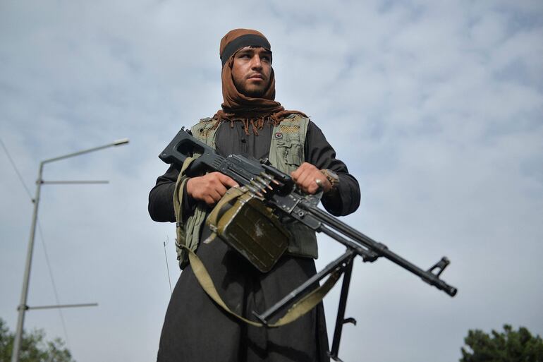 Un combatiente talibán en Kabul, este martes.
