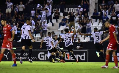 Los jugadores de Libertad celebran un tanto contra Nacional por la decimoquinta fecha del torneo Apertura 2023 del fútbol paraguayo.