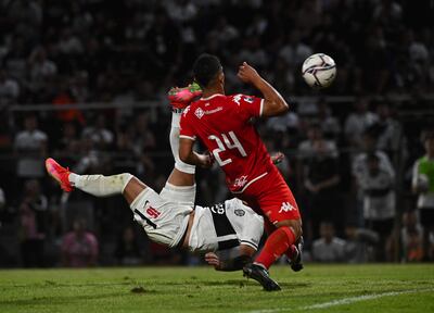 Acción acrobática de Guillermo Paiva para registrar el estupendo tanto de la paridad.  Sobre el final, Richard Ortiz registró el tanto del triunfo franjeado.