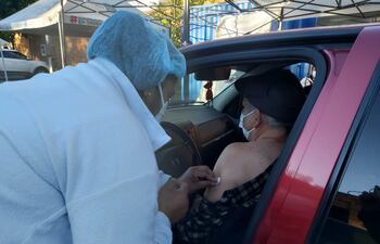 Un adulto mayor recibe la vacuna contra el nuevo coronavirus en la Facultad de Derecho, modalidad autovac.