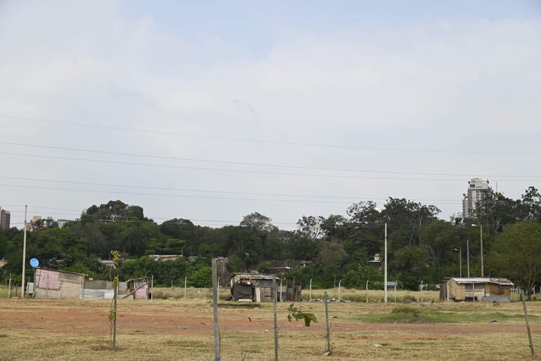 En el terreno que ya había sido despejado años atrás, hoy se puede ver tres familias nuevamente apostadas. 