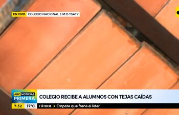 Colegio recibe a alumnos con tejas caídas