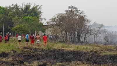 Vecinos debieron evacuar la zona por el avance del incendio forestal en Ayolas.