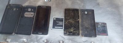 Algunos de los celulares que fueron incautados en uno de los allanamientos realizados.