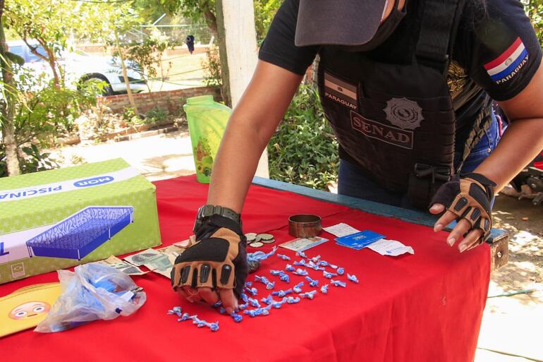 Durante el allanamiento fueron hallados 40 "moñitos" de crack.