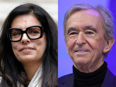 La francesa Francoise Bettencourt-Meyers, hija de la multimillonaria francesa L'Oreal heredera Liliane Bettencourt, sonriendo mientras deja el Institut de France en París, el 12 de octubre de 2011 y el lujo francés. A la derecha, el presidente y director ejecutivo del grupo LVMH, Bernard Arnault, asiste a un evento de LVMH en la feria de innovación y nuevas empresas de tecnología Vivatech.