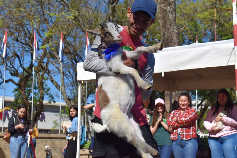 Hasta cabras participaron del desfile de mascotas por el Día Internacional del Animal.