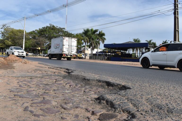 Las calles y avenidas de la ciudad de San Antonio precisa de una urgente reparación. El estado actual es todo un peligro para los conductores.