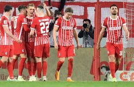 Festejo tras el gol de Nils Petersen de los jugadores del Friburgo.