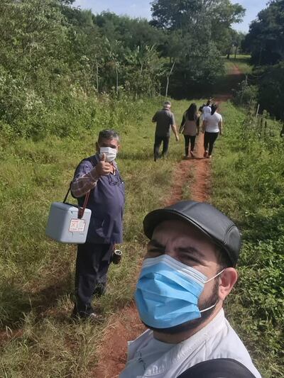 Los vacunadores de los puestos del interior del Alto Paraná llegan a realizar largos recorridos para llegar hasta los abuelitos.