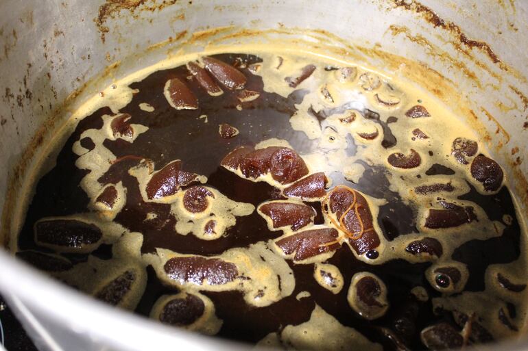 Las guirnaldas formadas con los rollitos de apepu toman el color café en el almíbar.