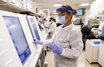 Existen investigaciones en todo el mundo para lograr una vacuna contra el covid-19, así como tratamientos y pruebas de detección.