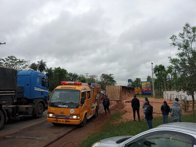 Motocilista fallece al volcarse encima más de 27.000 kilos de aserrin