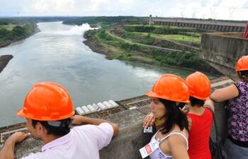 Ya hay más de 5.600 inscritos para ocupar los 220 cargos vacantes que ofrece la Itaipú Binacional.