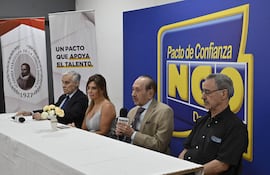 Nicolás González Oddone, Beatriz Bosio, José Antonio Moreno Ruffinelli y Guido Rodríguez Alcalá en la presentación del Concurso de Novela Inédita "Beatriz Rodríguez Alcalá de González Oddone".