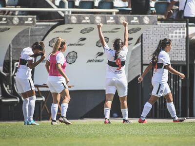 Amada Peralta (9) festeja el tanto que convirtió contra Libertad-Limpeño por la cuarta fecha del torneo Apertura 2022.