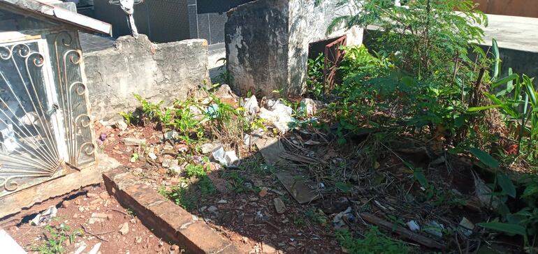 Urgen mantenimiento en cementerio de Presidente Franco