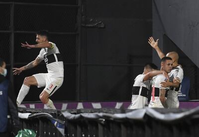 El salto de Ale Silva para festejar con la afición. A la derecha, Derlis, Otálvado y Hugo Quintana.