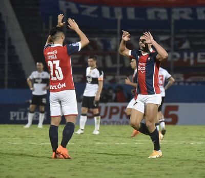 El Ciclón venció 2-0 al rival de siempre y se prendió en la lucha por el título.