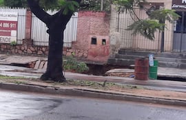 Enorme pozo quedó al hundirse la vereda