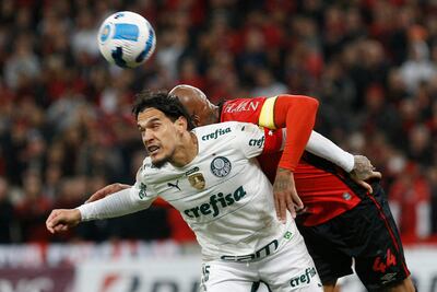 Gustavo Gómez cabecea el balón anticipándose a Thiago Heleno, del Athletico Paranaense.