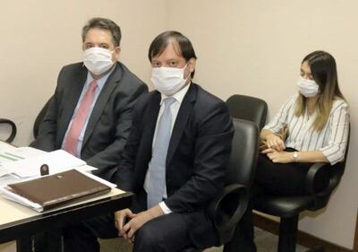 El extitular de Dinac Édgar Melgarejo (izquierda) junto a su abogado defensor Claudio Lovera.