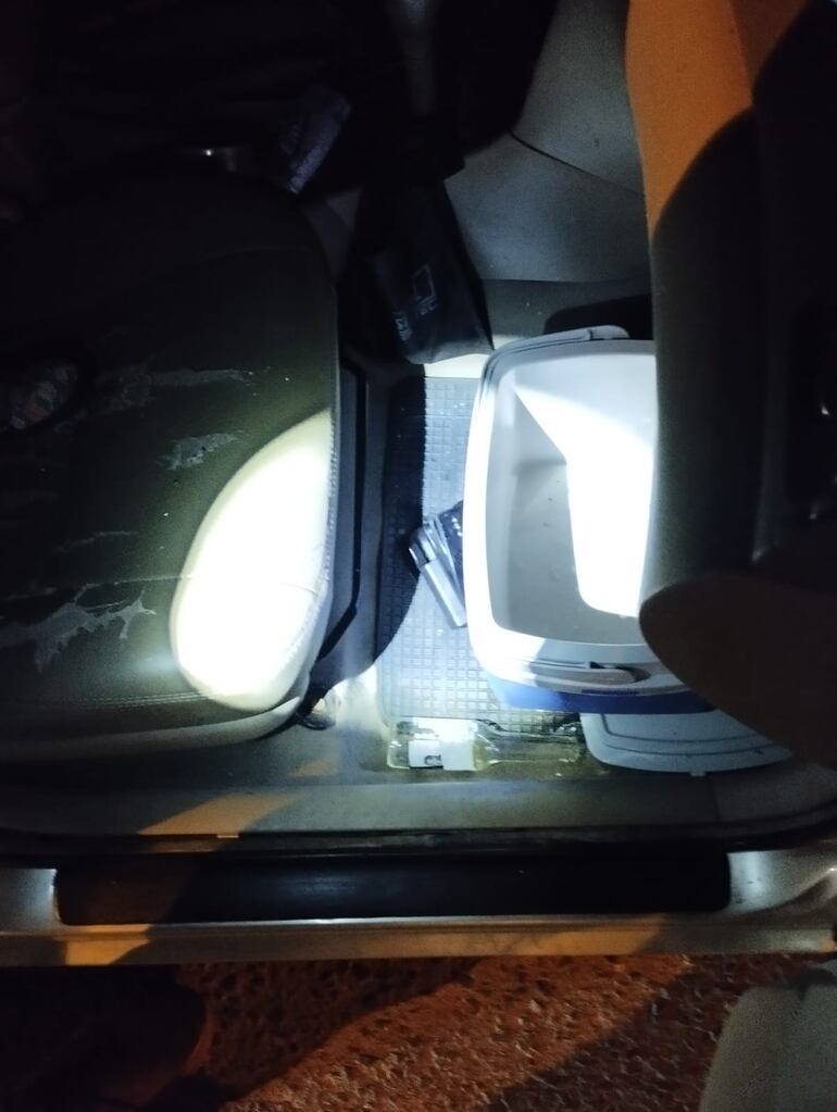 Conservadora y botellas vacías de cerveza fueron halladas en el automóvil del subcomisario Christian Ricardo Melgarejo Martínez.