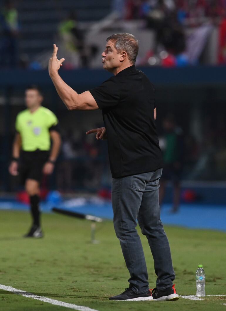 Diego Aguirre (57 años), entrenador de Olimpia, evita caer en su primer clásico paraguayo.