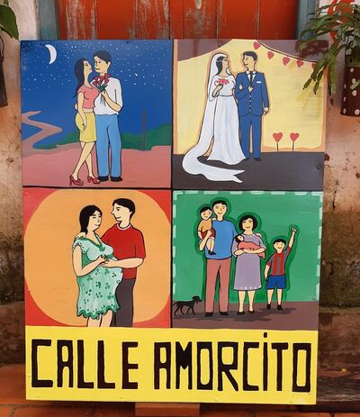 El cártel de la calle Amorcito, por donde pasará la Dolorosa, fue pintado por la artista de Tañarandy Chely Thompson.