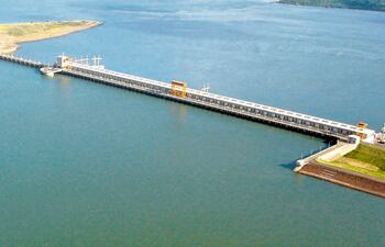 Central hidroeléctica binacional Yacyretá, vertedero principal, dique de hormigón y casa de máquinas.