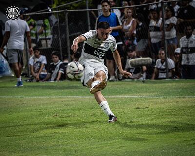 Facundo Zabala, jugador de Olimpia, durante el estreno con la camiseta del Decano en el duelo contra Tacuary en Para Uno por la tercera fecha del torneo Apertura 2023 del fútbol paraguayo.