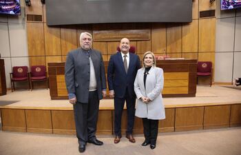 Nueva mesa directiva del Senado, presidida por Óscar "Cachito" Salomón (ANR, oficialista), el vicepresidente 1º, Fernando Lugo (FG) y la vicepresidenta 2ª, Hermelinda Alvarenga (PLRA).