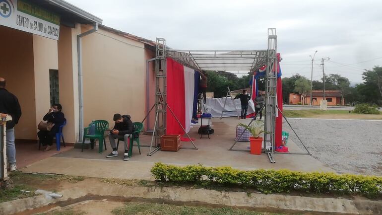 Una estructura de metal cubierta con carpa piden sea habilitado para la inoculación conta el Covid-19, en Caapucú