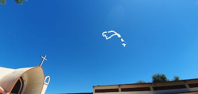 Un rosario gigante hecho de globos se eleva al cielo en el Día de la Virgen de Caacupé